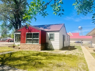 226 1st St E, Chester, MT 59522
