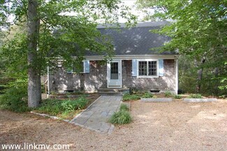 8 Manaquayak Rd, Vineyard Haven, MA 02568