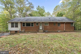 10613 Hunters Valley Rd, Vienna, VA 22181