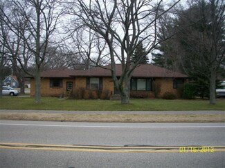977 W 32nd St, Holland, MI 49423