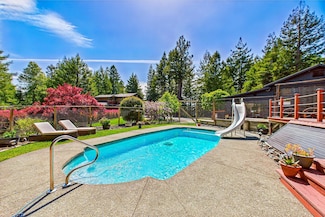555 Paradise Dr, Fortuna, CA 95540