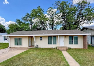 1107 E Brown St, Llano, TX 78643