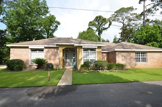 109 Point Comfort Rd, Mary Esther, FL 32569