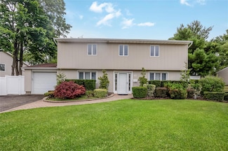 12 Dover Ln, Old Bethpage, NY 11804