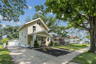 826 Daniels St NE, Cedar Rapids, IA 52402