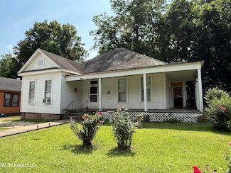 1057 Adams St, Grenada, MS 38901