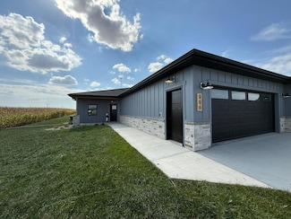 906 Funk Ave, Lakefield, MN 56150