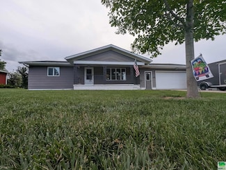 821 Country Club Dr, Akron, IA 51001