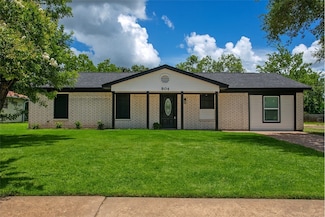 904 Dumas Dr, Bryan, TX 77803