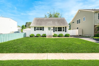 14 Crocus Ct, West Babylon, NY 11704