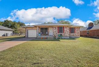 104 S Hillside St, Red Oak, TX 75154