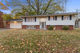 2000 Tamarack Ln, Burnsville, MN 55337