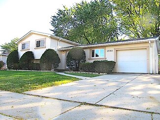 1511 W Roanoke Dr, Arlington Heights, IL 60004