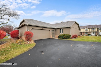 9 Meadowpond Dr, Perrysburg, OH 43551