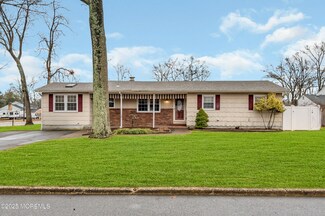 25 Oak Leaf Ln, Toms River, NJ 08755