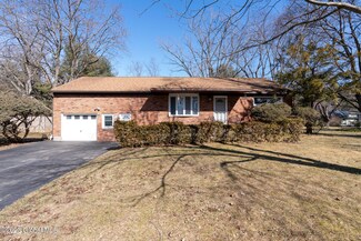 28 Pine Knob Dr, Albany, NY 12203