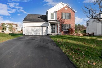 1068 Oxford Dr N, Pataskala, OH 43062