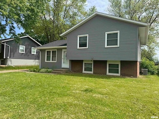 1841 Valley Dr, Davenport, IA 52806