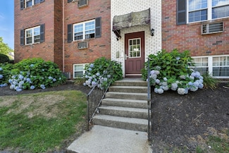 7 Maple Crest Cir Unit E, Holyoke, MA 01040