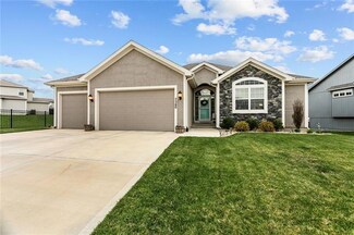 7280 NW Forest Lakes Dr, Kansas City, MO 64152