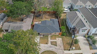 5609 Newcastle St, Bellaire, TX 77401