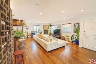 1146 Hacienda Place Unit 8, West Hollywood, CA 90069