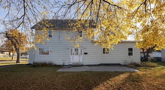 222 6th St NE, Hillsboro, ND 58045