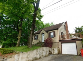 16 Leystra Ln, Wayne, NJ 07470