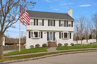 4 Honey Ln, Peabody, MA 01960