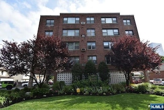275 Hoym St Unit 3F, Fort Lee, NJ 07024