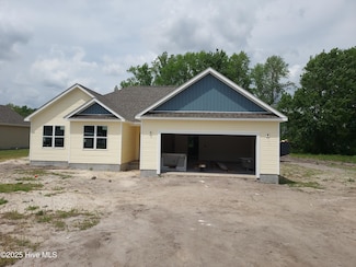 663 Bright Harvest Dr, Maysville, NC 28555