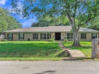 7 Hickory St, Lake Dallas, TX 75065