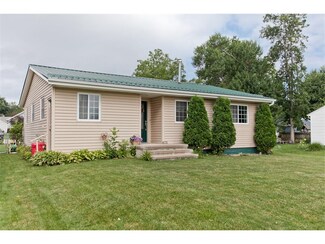 109 Water St, Center Point, IA 52213