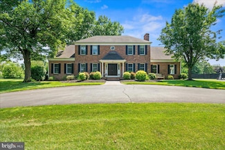 28 Meadow Ln, Pennington, NJ 08534