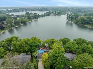 3379 Wormer Dr, Waterford, MI 48329