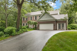 48 Fieldstone Ln, Saunderstown, RI 02874