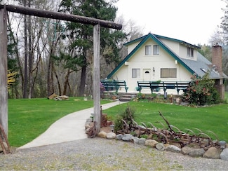 151 Greenview Dr, Cave Junction, OR 97523