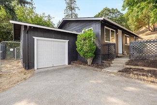 925 N 6th Ave, Gold Hill, OR 97525