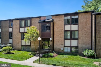 9733 Kings Crown Ct Unit 202, Fairfax, VA 22031