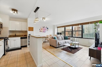 135 Montgomery St Unit 20H, Jersey City, NJ 07302