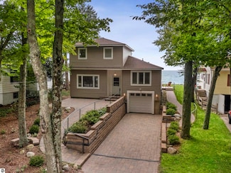 17646 S Ridgewood Dr, Arcadia, MI 49613