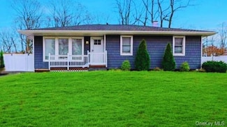 42 Sands Ln, Brookhaven, NY 11719