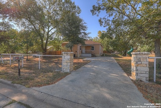 810 Lamar St, Luling, TX 78648