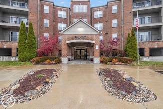 2118 Country Club Dr Unit 10, Saint Clair Shores, MI 48082