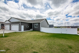 705 Calvert Dr, Bismarck, ND 58503