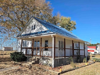 507 7th St, Woodbine, KS 67492