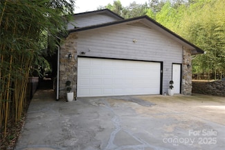 37 Nichols Hill Dr, Asheville, NC 28804
