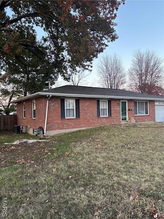 1205 Fox Run Dr, Florissant, MO 63033