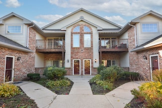 628 W Hillcrest Rd, Saukville, WI 53080