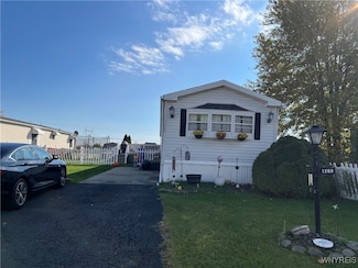 1289 Norwood Dr, Lockport, NY 14094